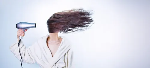 Voici pourquoi il est déconseillé d’utiliser le sèche-cheveux de...