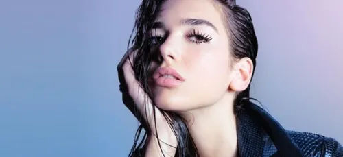 Dua Lipa vivement critiquée pour avoir balancé des billets sur une...