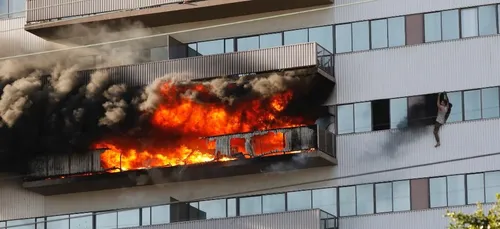 Le sauvetage spectaculaire de cet homme piégé par les flammes...
