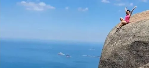 Elle glisse au bord d’un précipice pour prendre une simple photo et...