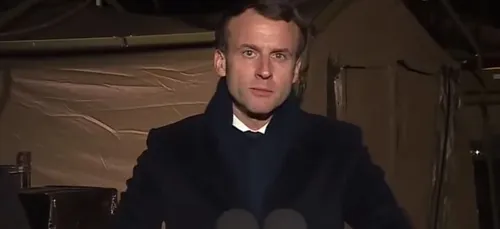 Photobomb : Pendant le discours de Macron, un homme fait coucou et...