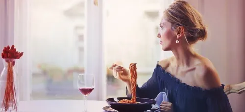 Même confiné, un américain a trouvé un moyen de draguer sa voisine...