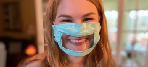 Une étudiante fabrique des masques spéciaux réservés aux sourds et...