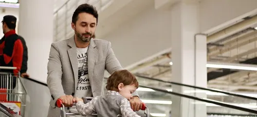 Non, il n’est pas interdit de faire ses courses avec son enfant