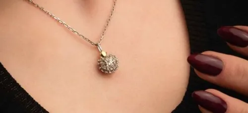 Un bijoutier imagine un pendentif inspiré du Covid-19 (Photos)