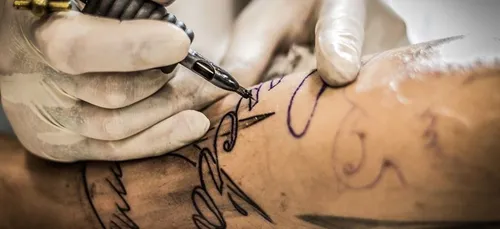 Il décide de se faire un nouveau tatouage pour chaque jour confiné...