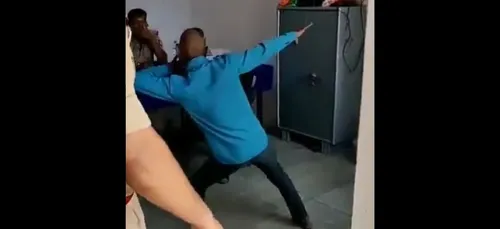 Arrêté pour non respect du confinement, la police l’oblige à danser...