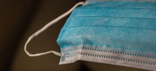 Une Américaine transforme son masque pour « mieux respirer » et...