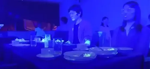 Cette vidéo montre comment se transmet le Covid-19 durant un dîner