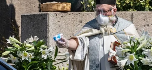 Ce prêtre utilise un pistolet à eau pour bénir ses fidèles (vidéo)