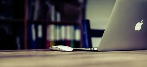 Une sénatrice dévoile sa poitrine par accident lors d’une réunion à...