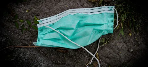 Jeter son masque dans la rue bientôt sanctionné par une amende de...
