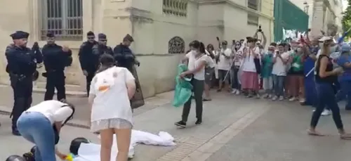 Manifestations : policiers et soignants s’applaudissent...