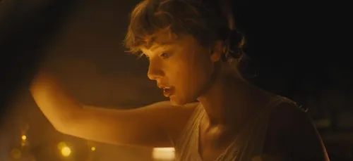 "Folklore" : Taylor Swift fait son retour avec un album et un clip...