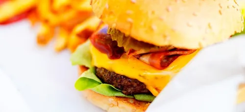 « Tu as deux secondes avant que je tire » : un employé de fast-food...