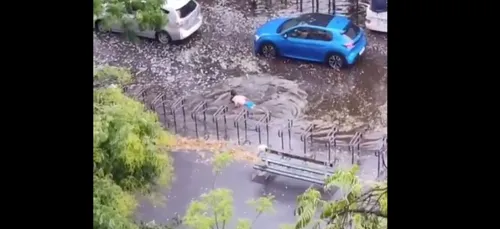Un homme nage sur un célèbre boulevard parisien après l’orage (vidéo)
