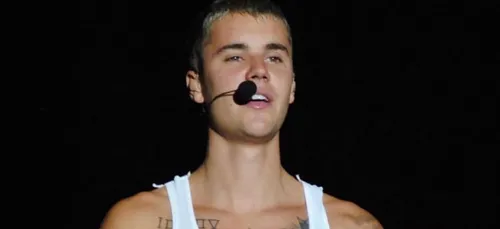 Justin Bieber renverse un photographe en sortant d’une église !...