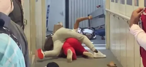 Quand une bagarre éclate entre deux voyageuses et retarde un vol...