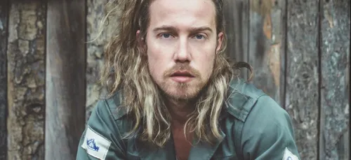 Julien Doré tacle un fan qui n'a pas apprécié son concert !