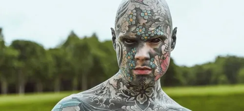 Tatoué de la tête aux pieds, ce professeur des écoles pourrait être...