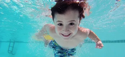 Zones d’alerte renforcée : gymnases et piscines pourront rester...