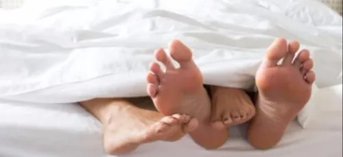 Couple : découvrez cette drôle de façon de se transmettre des...