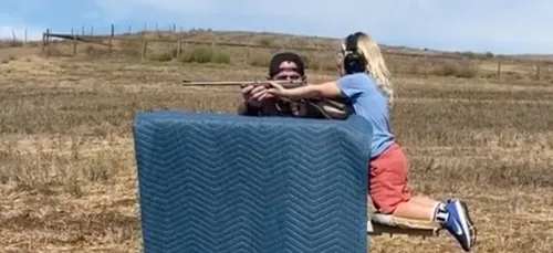 Pink : ses enfants de 3 et 9 ans s’entraînent à utiliser une arme à...