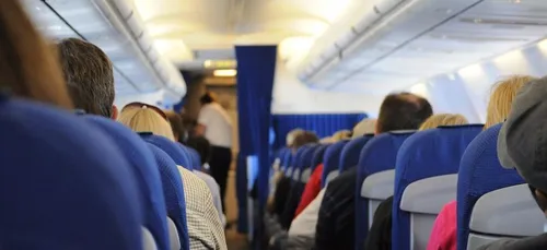 Une femme débarquée d’un avion à cause de son décolleté ! (Vidéo)