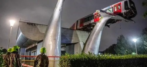 Un métro déraille et termine sa course in extremis sur une...