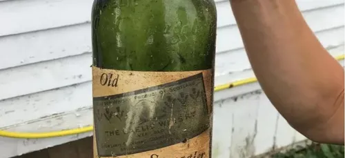 Un couple découvre 66 bouteilles de whisky cachées dans les murs de...
