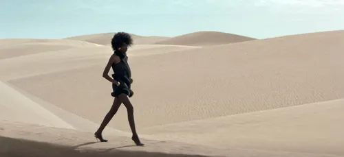 La maison Saint Laurent dévoile un défilé inédit...dans le désert...