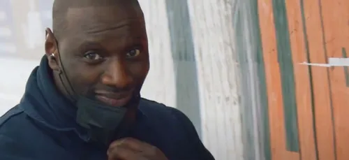 Omar Sy a réussi à coller des affiches de Lupin dans le métro...