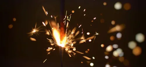 Une femme mange des mini-pétards et provoque un feu d’artifice dans...