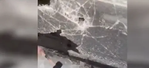 Face au froid intense, un homme dégivre sa voiture à coups de maillet