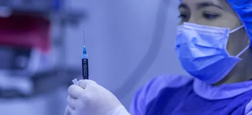 Covid-19 : deux femmes se déguisent en mamies pour pouvoir se faire...