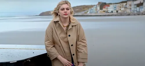 Louane annonce la sortie de la réédition de son album "Joie de...