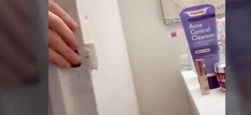 Elle découvre un appartement caché derrière le miroir de sa salle...