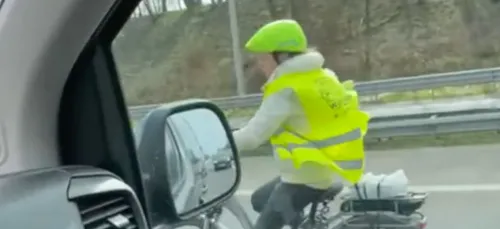 Un cycliste aperçu sur l'autoroute en vélo électrique (vidéo)