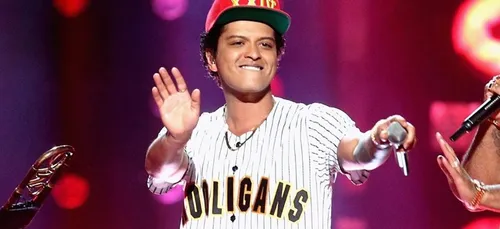 Bruno Mars monte un groupe avec deux superstars mondiales ! (Photo)