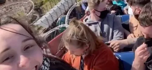 Bloqués au sommet des montagnes russes les plus hautes du...