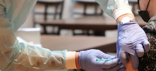 COVID : vers une vaccination des ados pour s’en sortir ?