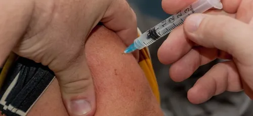 Ouverture de la vaccination à 4 millions de personnes "fragiles",...