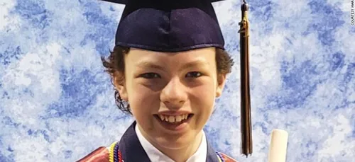 Un garçon de 12 décroche un diplôme universitaire pendant le...