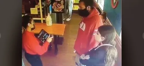 Une serveuse refuse un client sans savoir qu’il s’agit d'une star...