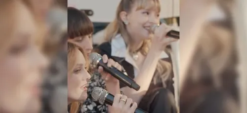 Quand Angèle partage la scène avec Vanessa Paradis lors d'un...