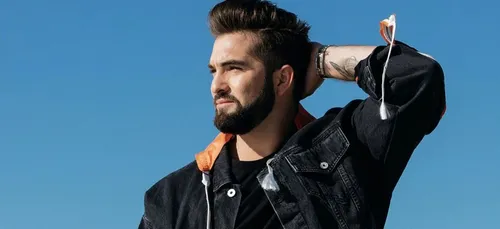 Kendji Girac annonce le report de sa tournée et dévoile les...
