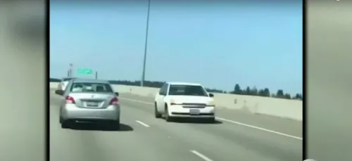 Un automobiliste roule en marche arrière sur l’autoroute (Vidéo)