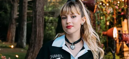 Angèle crée une paire de chaussettes pour prôner le féminisme et...