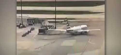 Un Boeing 737 heurte un lampadaire avant le décollage (Vidéo)