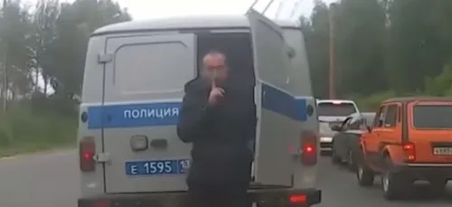 Un détenu s’échappe d’un fourgon de police bloqué dans les...